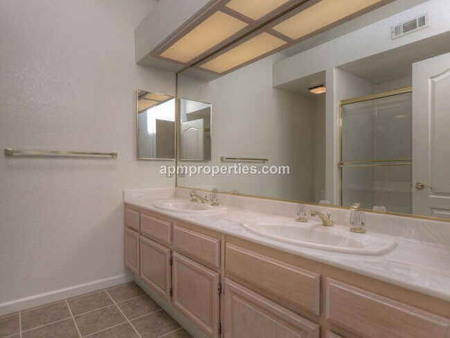 Building Photo - Elegant 4 Bedroom, 3 bath, 3-Car Garage in...