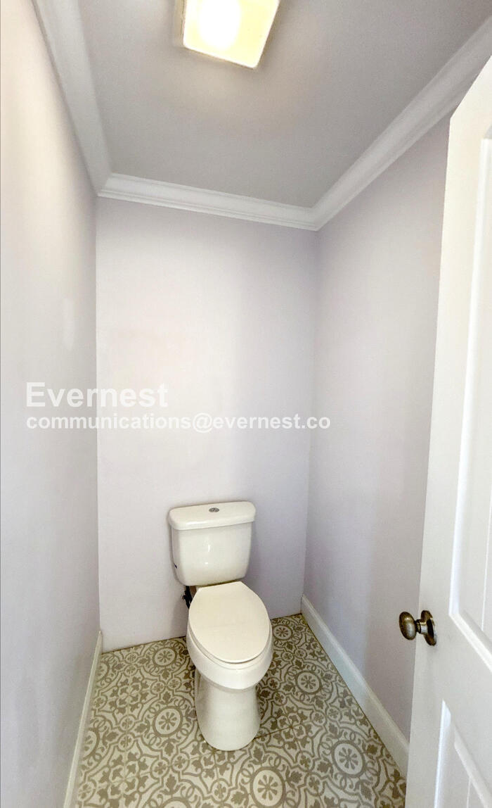 Building Photo - 217 N Sweetbriar Ave