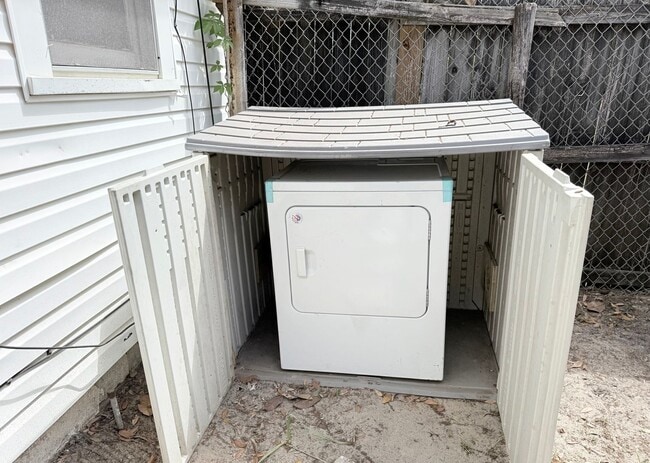 Building Photo - Charming 2-Bedroom Home