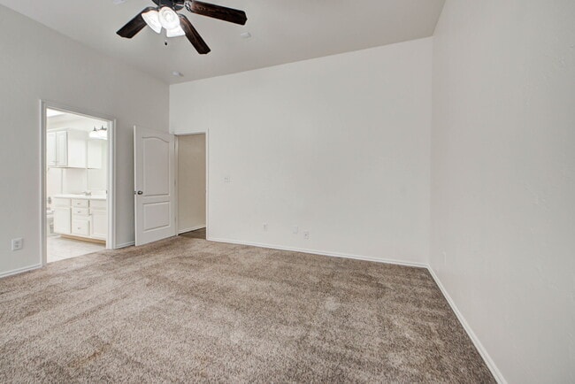 Building Photo - 608 Cavecreek St
