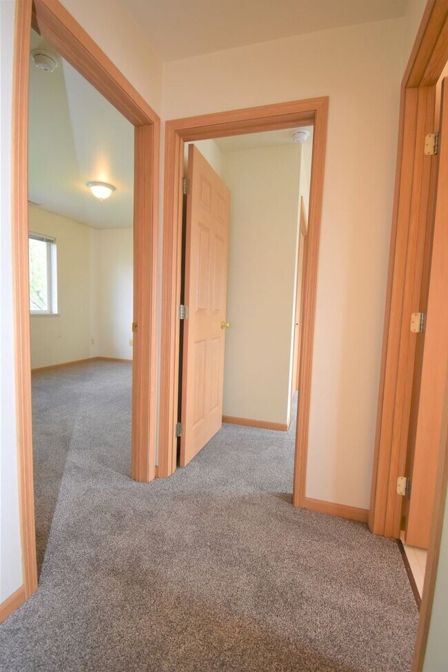 Building Photo - Nice Large 2 Bedroom 1 Bathroom Townhouse ...