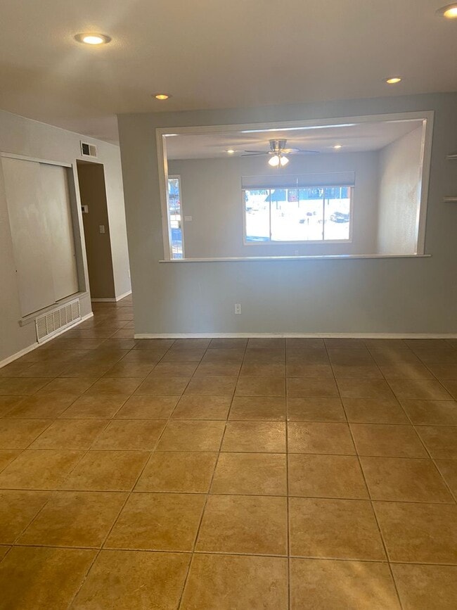 Building Photo - 4-Bedroom Home in Swiss Manor | Mountain Views + Huge Deck