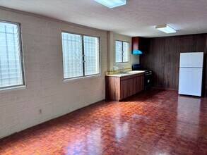 Building Photo - Available September 9, 2026 | A 3 Bedroom + Den, 1.5 bath duplex with 2 parking nested in Kaimuki