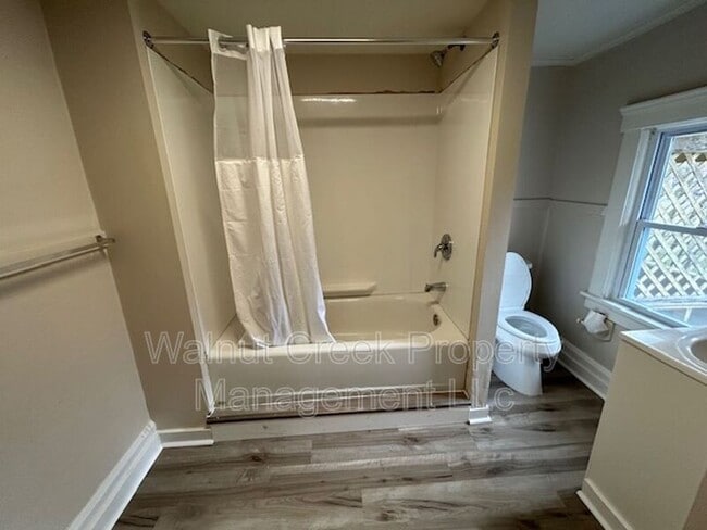 Building Photo - 100 Rush St