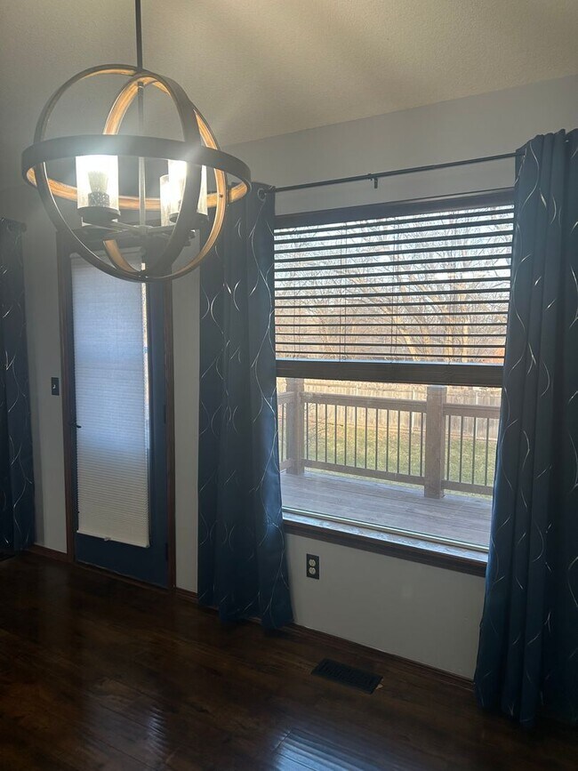 Building Photo - Updated 5 Bedroom , 3 Bath House in Derby Large back Yard