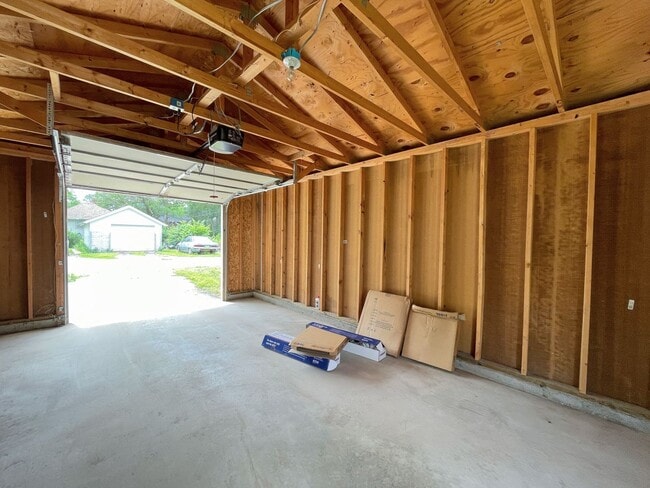 Building Photo - Spacious 2 bedroom with garage