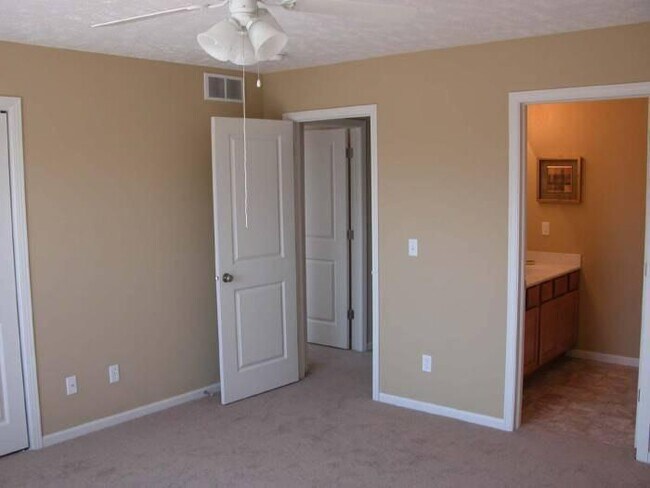 Building Photo - 569 Stonegate Dr