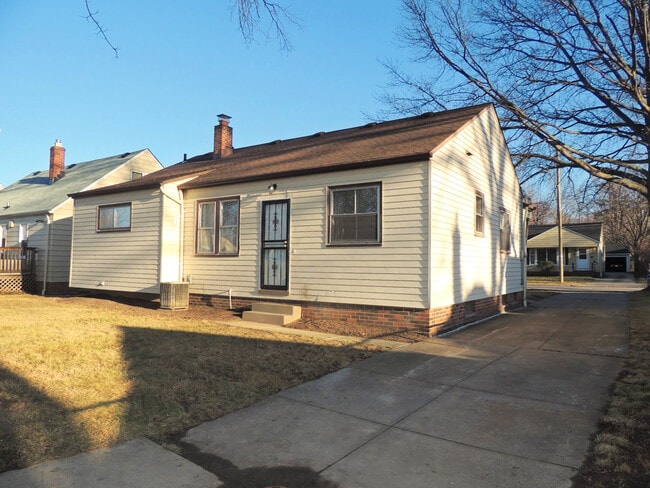 Building Photo - 3 Bed - 1 Full Bath Ranch for Rent