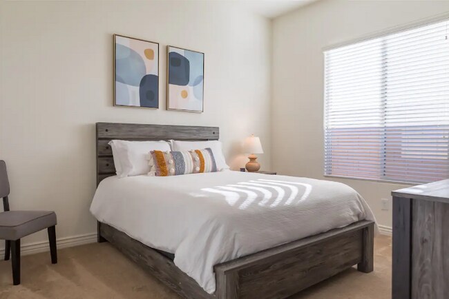 Building Photo - 18519 W Paradise Ln