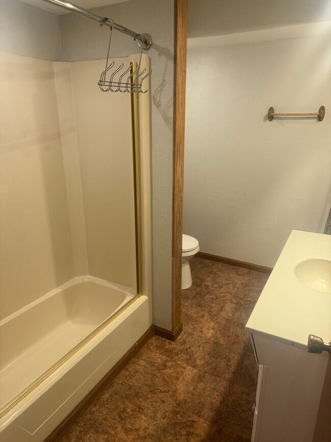 Building Photo - 5-Bedroom, 2-Bath Rental Home in Urbandale...