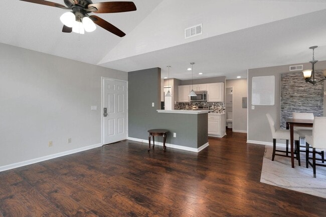 Building Photo - Charming 2BR Condo in Alpharetta