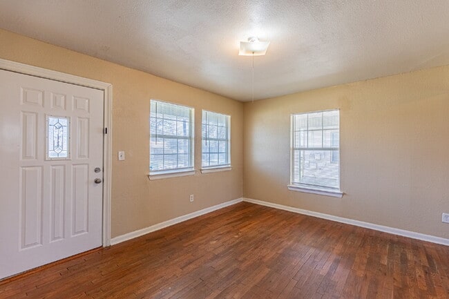 Building Photo - 215 Legion Dr W