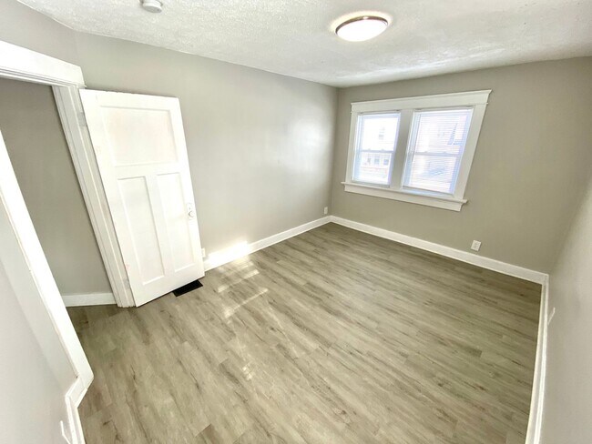 Building Photo - Newly Rehabbed Single Family in Dayton!: N...