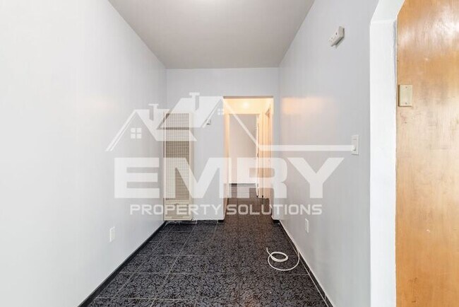 Building Photo - Upgraded 2 Bedroom 1 Bathroom for Rent Ferris Ave Los Angeles