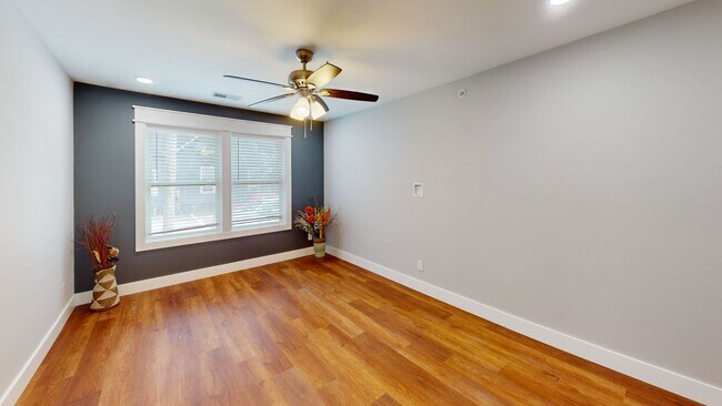 Building Photo - FA1315 18BR TRIPLEX (6/6/6)