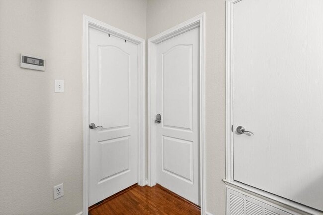 Building Photo - 2802 Scottsdale Dr