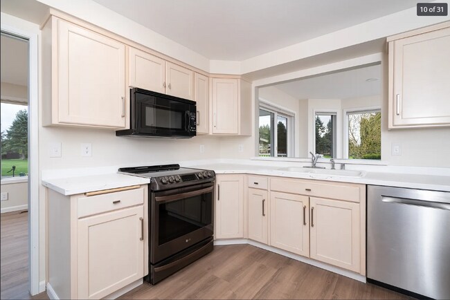 Building Photo - 3-bedroom Gem On Burlington Golf Course