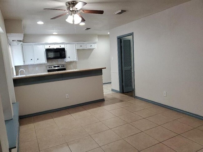 Building Photo - 6831 Stoney River Dr