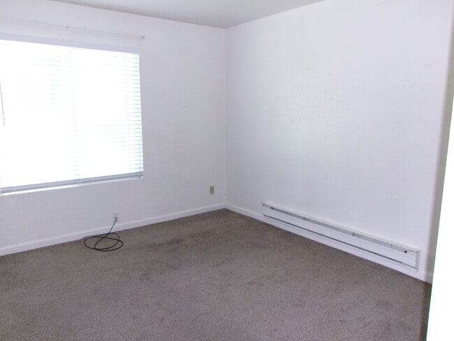 Building Photo - Well maintained 2 bedroom, 1 bath condo