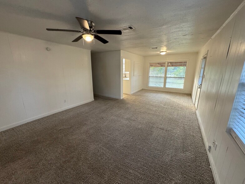 Building Photo - 203 Shelter Ln