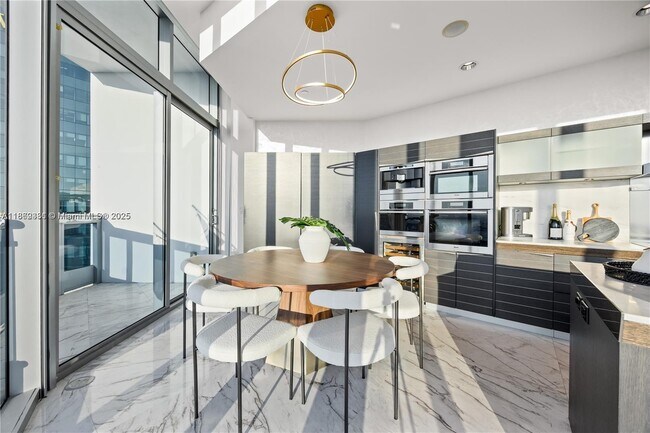 Building Photo - 200 Biscayne Blvd Way