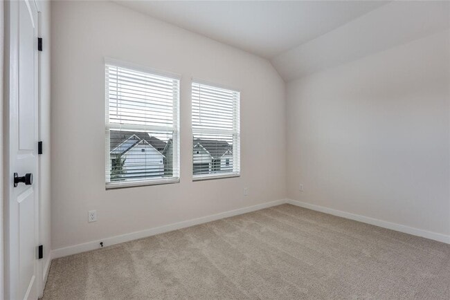 Building Photo - 261 Crater Lk Dr