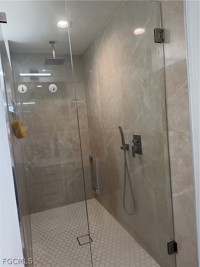 Building Photo - 4133 SW 7th Ave