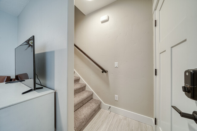 Building Photo - Saturn Townhomes