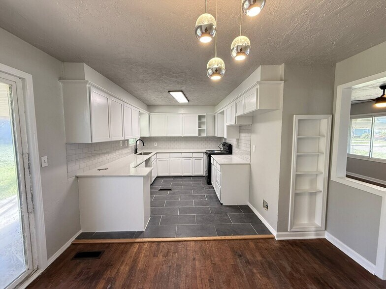 Building Photo - 532 Showalter Dr