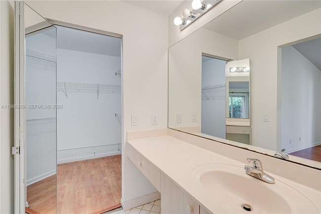 Building Photo - 1121 Golden Cane Dr