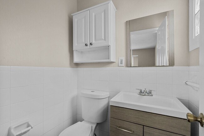 Building Photo - Great 3 Bedroom close to the Beach!