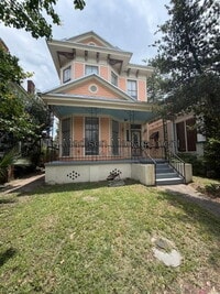 Building Photo - 305 W 39th St