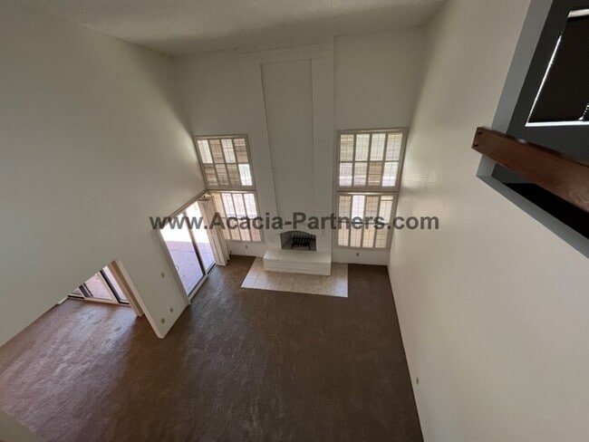 Building Photo - Large Three Bedroom Townhouse