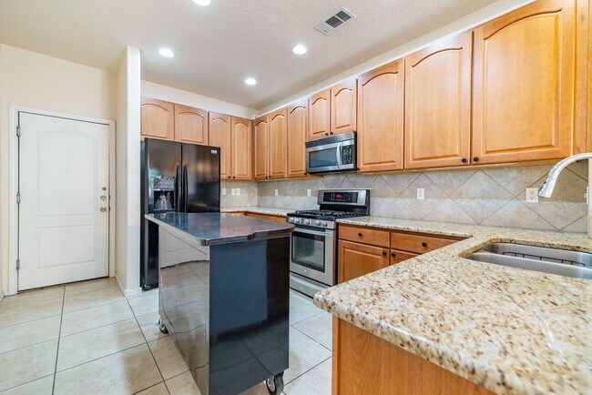 Building Photo - 2 Story 3 Bedroom Townhome Available Now!