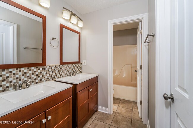 Building Photo - 10116 Greenfield Woods Cir