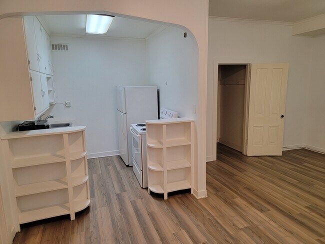 Building Photo - 1338 Main St