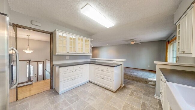 Building Photo - Spacious and Character-filled 5 BR 3 Bath ...