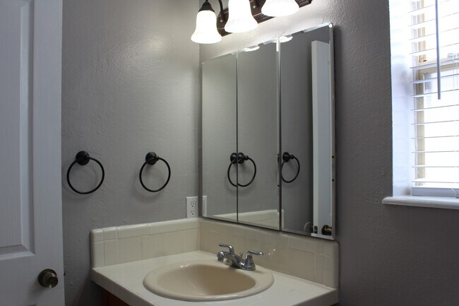 Building Photo - 1337 Lil Ave NE