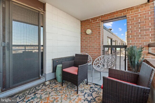 Building Photo - 200 Lombard St