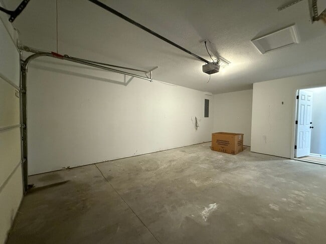 Building Photo - Updated 3 bedroom 2 bath