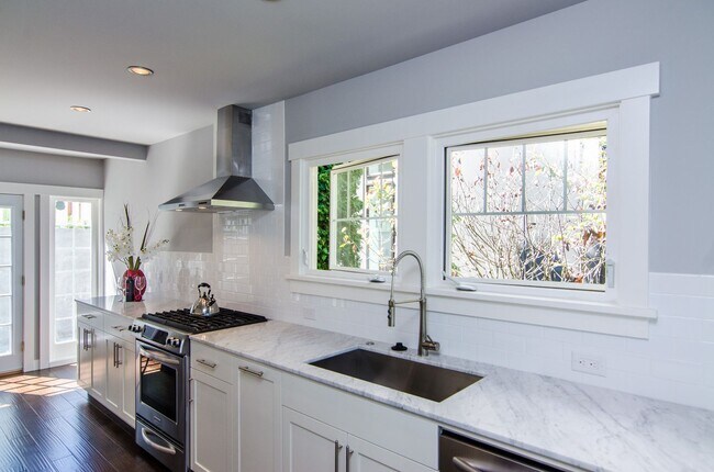 Building Photo - 4Bd/3.5Ba Seattle Home