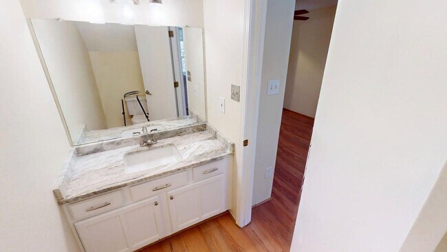 Building Photo - Large Centrally located townhome