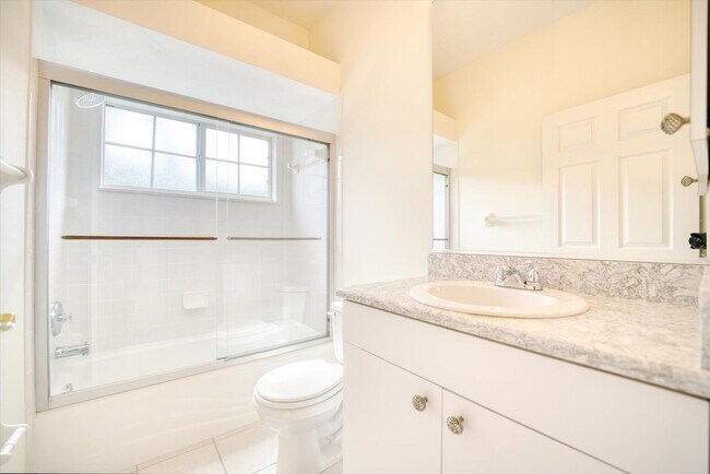 Building Photo - 2 Bedroom Plus Den/Office Home - Relaxing Pond View and Pet Friendly