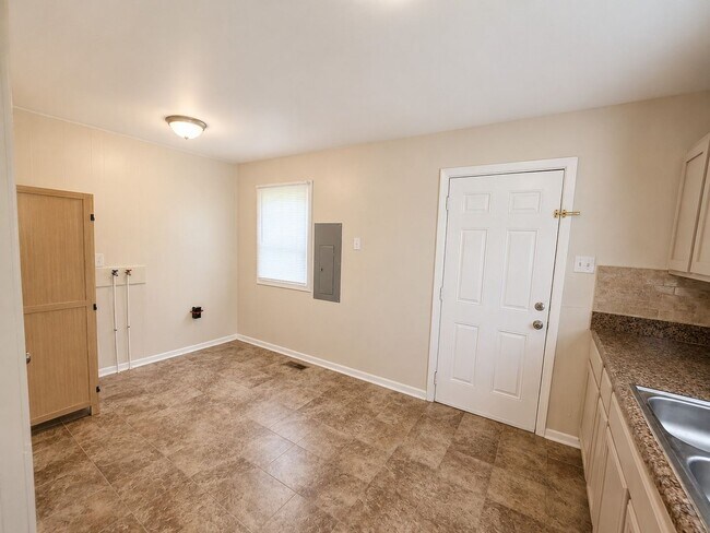 Building Photo - 104 Twin Oaks Dr