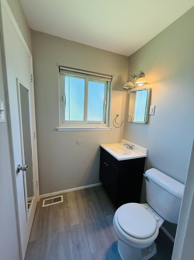 Building Photo - 3 Bedroom 1 bathroom home for rent in Hazelwood