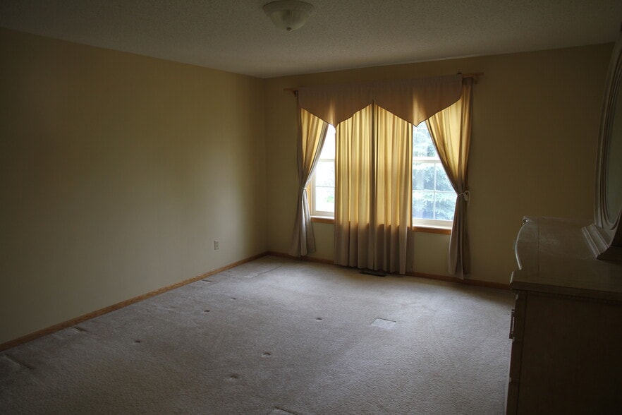 Upper level-main bedroom - 15100 Dunwood Trl
