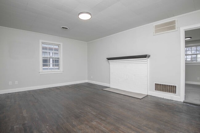 Building Photo - 2440 Woodbine Ave