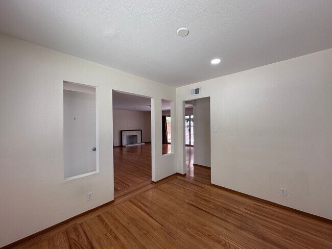 Building Photo - Remodeled 3bd/2ba, AC, W&D, Cambrian/LG Bo...