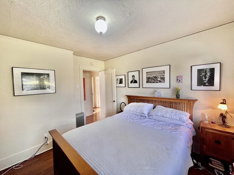 Building Photo - 1042 W 14th St