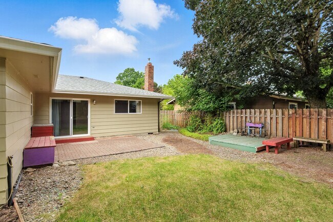 Building Photo - Refreshed 3 Bedroom Ranch In NE Portland